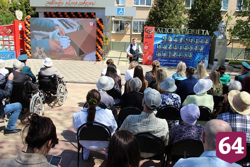 Герой России Александр Янклович поздравил с Днем Победы ветерана, проживающую в Энгельсском доме-интернате